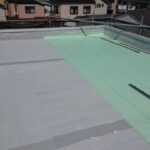 シート防水を施工している屋上